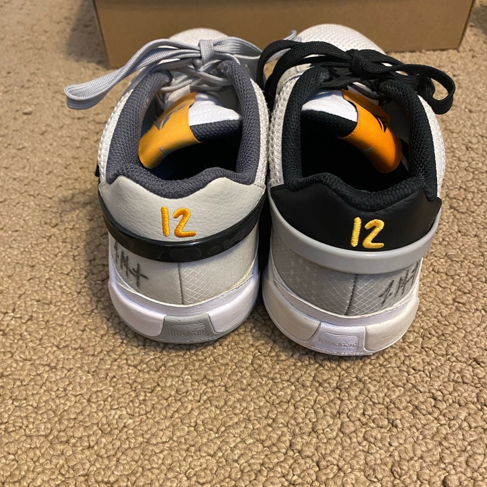Nike basketball JA1 sneakers GUC, size 7Y